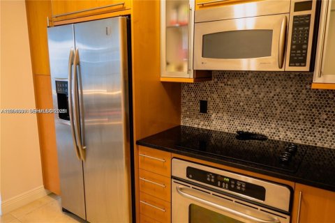 Condo in Miami Beach, Florida, 1 bedroom  № 2145928 - photo 16