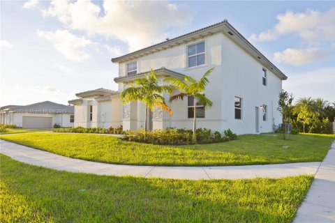 Villa ou maison à vendre à Miami, Floride: 5 chambres № 2169849 - photo 5