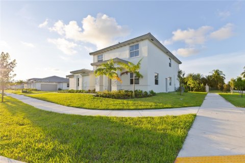 Villa ou maison à vendre à Miami, Floride: 5 chambres № 2169849 - photo 6