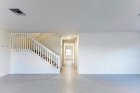 Villa ou maison à vendre à Miami, Floride: 5 chambres № 2169849 - photo 12