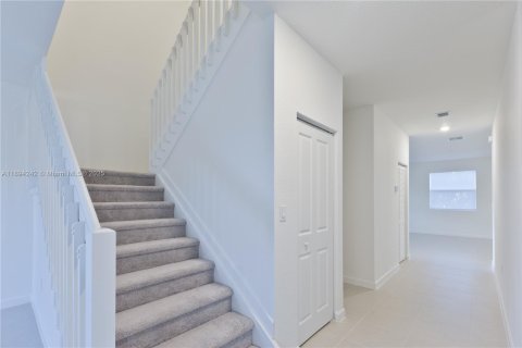 Villa ou maison à vendre à Miami, Floride: 5 chambres № 2169849 - photo 13