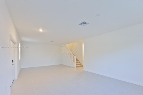 Villa ou maison à vendre à Miami, Floride: 5 chambres № 2169849 - photo 10