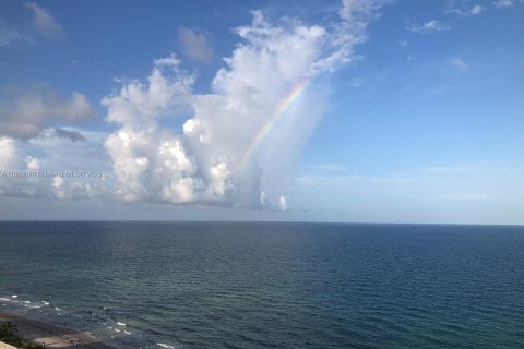 Condo in Hallandale Beach, Florida, 2 bedrooms  № 2021270 - photo 10