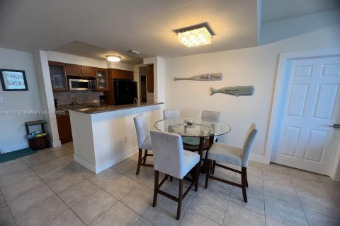 Condo in Hallandale Beach, Florida, 2 bedrooms  № 2021270 - photo 2