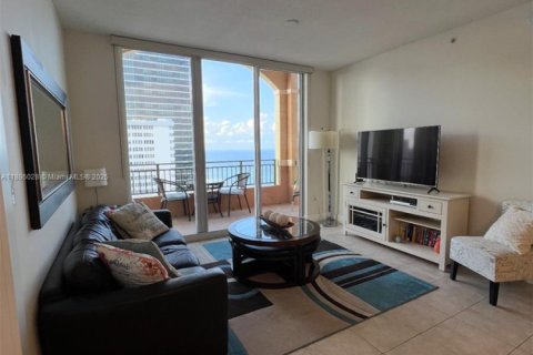 Condo in Hallandale Beach, Florida, 2 bedrooms  № 2021270 - photo 3
