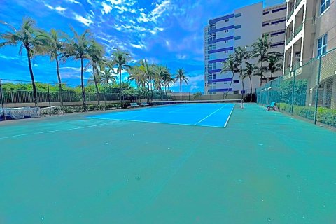 Condo in Hallandale Beach, Florida, 2 bedrooms  № 2021270 - photo 11