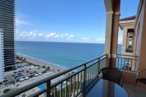 Condo in Hallandale Beach, Florida, 2 bedrooms  № 2021270 - photo 9