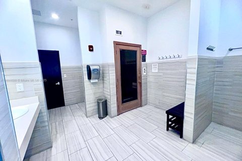 Condo in Hallandale Beach, Florida, 2 bedrooms  № 2021270 - photo 14