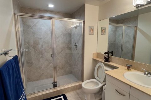 Condo in Hallandale Beach, Florida, 2 bedrooms  № 2021270 - photo 8