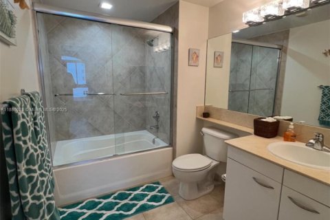 Condo in Hallandale Beach, Florida, 2 bedrooms  № 2021270 - photo 6