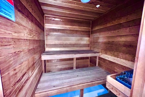 Condo in Hallandale Beach, Florida, 2 bedrooms  № 2021270 - photo 15