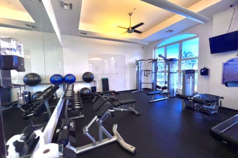 Condo in Hallandale Beach, Florida, 2 bedrooms  № 2021270 - photo 13