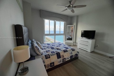 Condo in Hallandale Beach, Florida, 2 bedrooms  № 2021270 - photo 7