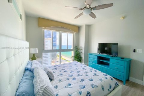 Condo in Hallandale Beach, Florida, 2 bedrooms  № 2021270 - photo 5