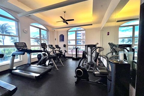 Condo in Hallandale Beach, Florida, 2 bedrooms  № 2021270 - photo 12