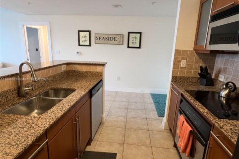 Condo in Hallandale Beach, Florida, 2 bedrooms  № 2021270 - photo 4