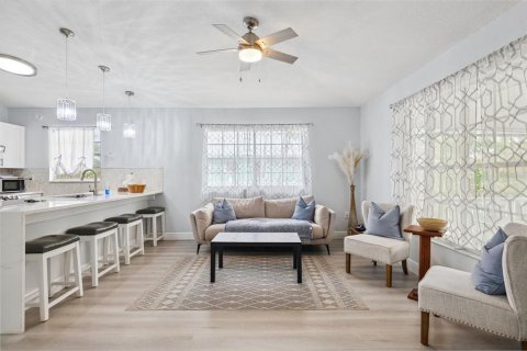 House in Anna Maria, Florida 3 bedrooms, 120.4 sq.m. № 1723750 - photo 9