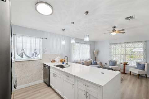 House in Anna Maria, Florida 3 bedrooms, 120.4 sq.m. № 1723750 - photo 15