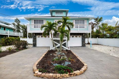 House in Anna Maria, Florida 3 bedrooms, 120.4 sq.m. № 1723750 - photo 1