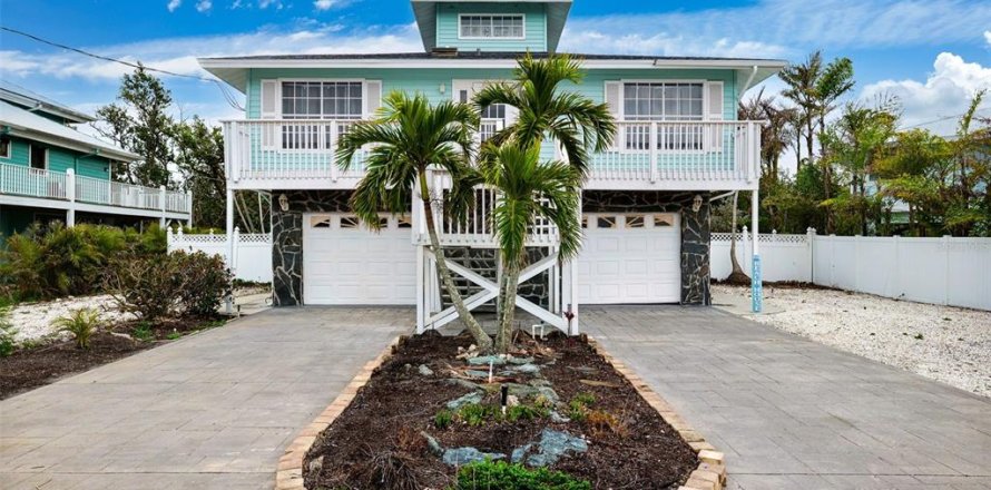House in Anna Maria, Florida 3 bedrooms, 120.4 sq.m. № 1723750