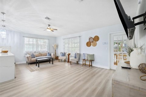 House in Anna Maria, Florida 3 bedrooms, 120.4 sq.m. № 1723750 - photo 8