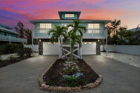 House in Anna Maria, Florida 3 bedrooms, 120.4 sq.m. № 1723750 - photo 2