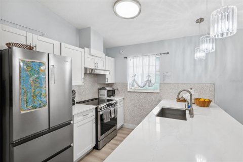House in Anna Maria, Florida 3 bedrooms, 120.4 sq.m. № 1723750 - photo 12
