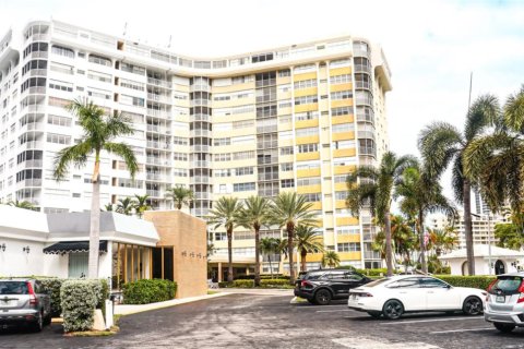 Condo in Hallandale Beach, Florida, 2 bedrooms  № 815816 - photo 1