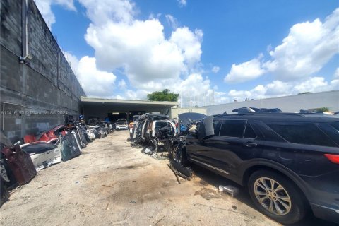 Купить коммерческую недвижимость в Майами-Гарденс, Флорида № 1984907 - фото 28