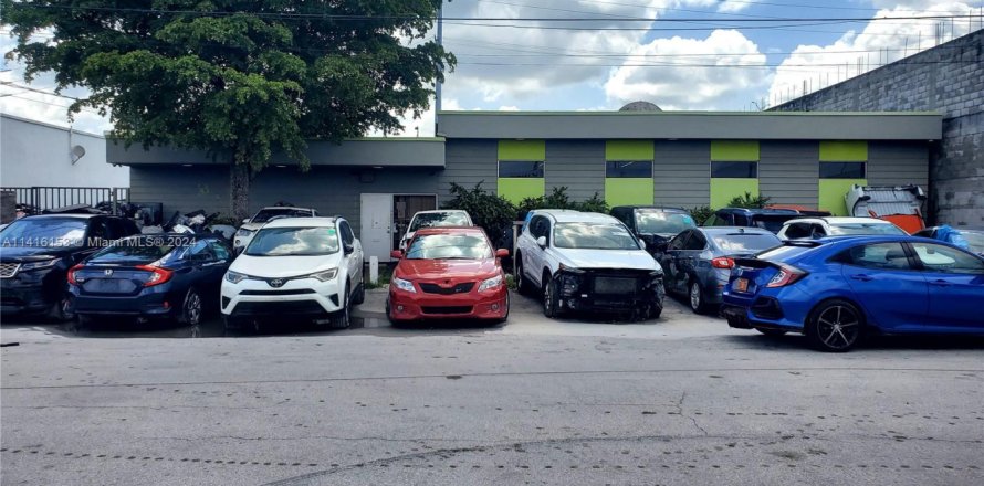 Коммерческая недвижимость в Майами-Гарденс, Флорида № 1984907