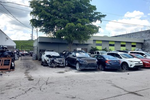 Купить коммерческую недвижимость в Майами-Гарденс, Флорида № 1984907 - фото 12