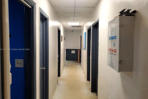 Купить коммерческую недвижимость в Майами-Гарденс, Флорида № 1984907 - фото 19