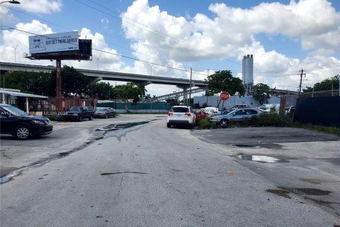 Купить коммерческую недвижимость в Майами-Гарденс, Флорида № 1984907 - фото 18