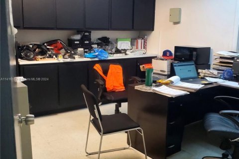 Купить коммерческую недвижимость в Майами-Гарденс, Флорида № 1984907 - фото 20