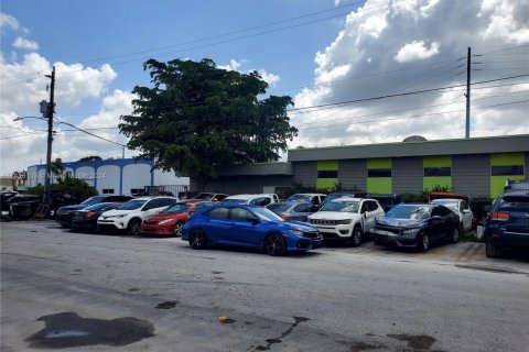 Купить коммерческую недвижимость в Майами-Гарденс, Флорида № 1984907 - фото 17