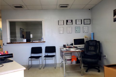 Купить коммерческую недвижимость в Майами-Гарденс, Флорида № 1984907 - фото 23