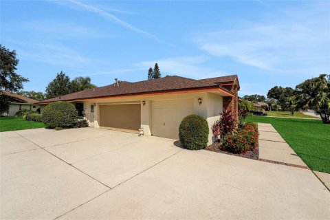 House in Winter Haven, Florida 3 bedrooms, 241.82 sq.m. № 1907335 - photo 3