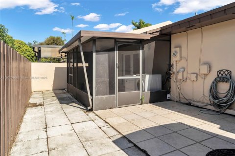Touwnhouse à vendre à Miami, Floride: 2 chambres, 94.3 m2 № 1964912 - photo 21