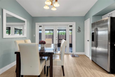 Touwnhouse à vendre à Miami, Floride: 2 chambres, 94.3 m2 № 1964912 - photo 9