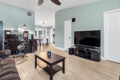 Touwnhouse à vendre à Miami, Floride: 2 chambres, 94.3 m2 № 1964912 - photo 5