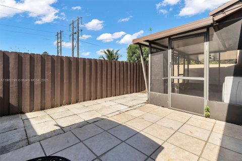 Touwnhouse à vendre à Miami, Floride: 2 chambres, 94.3 m2 № 1964912 - photo 22