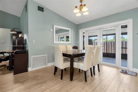 Touwnhouse à vendre à Miami, Floride: 2 chambres, 94.3 m2 № 1964912 - photo 10