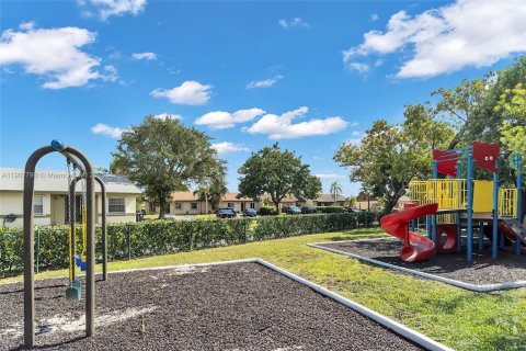 Touwnhouse à vendre à Miami, Floride: 2 chambres, 94.3 m2 № 1964912 - photo 23