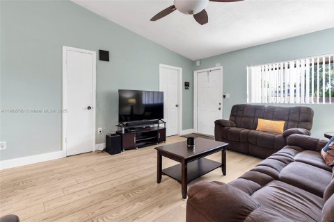 Touwnhouse à vendre à Miami, Floride: 2 chambres, 94.3 m2 № 1964912 - photo 6