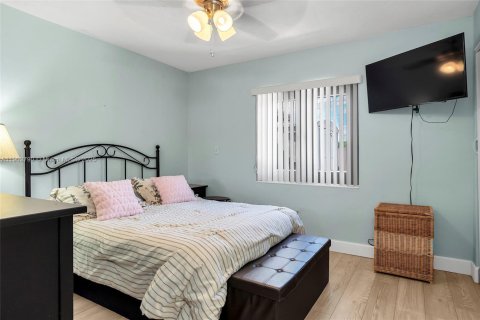 Touwnhouse à vendre à Miami, Floride: 2 chambres, 94.3 m2 № 1964912 - photo 14