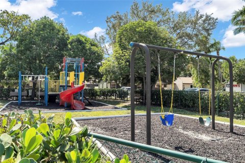 Touwnhouse à vendre à Miami, Floride: 2 chambres, 94.3 m2 № 1964912 - photo 24