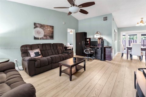 Touwnhouse à vendre à Miami, Floride: 2 chambres, 94.3 m2 № 1964912 - photo 3