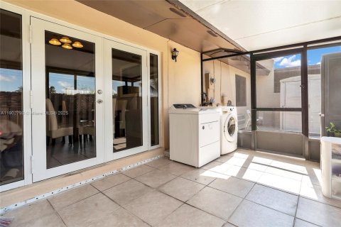 Touwnhouse à vendre à Miami, Floride: 2 chambres, 94.3 m2 № 1964912 - photo 19