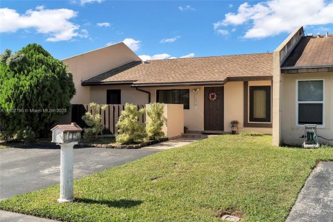 Touwnhouse à vendre à Miami, Floride: 2 chambres, 94.3 m2 № 1964912 - photo 1