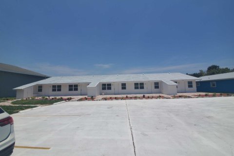 Commercial property in St. Lucie, Florida № 2254502